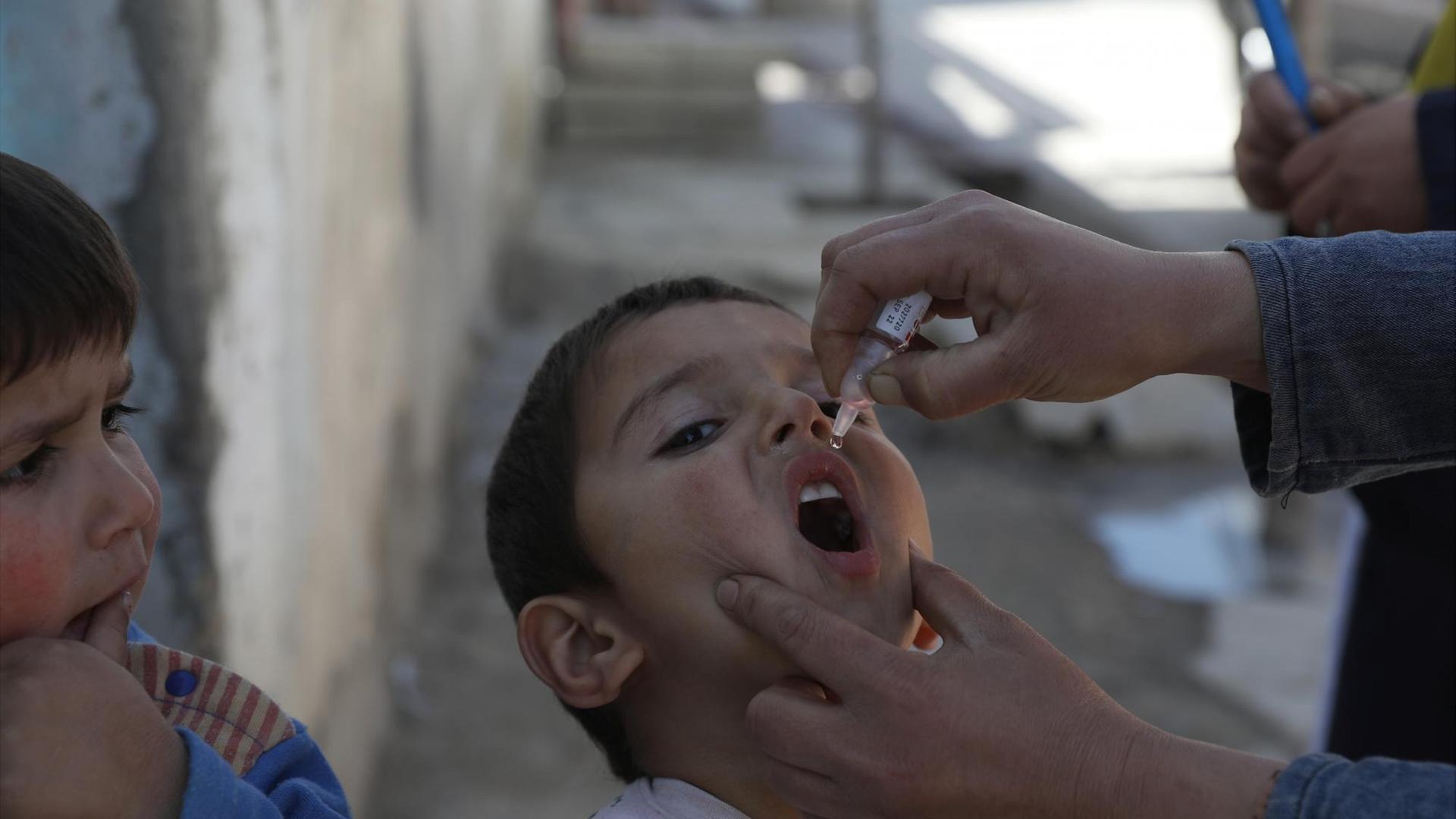 Ein Kind erhält eine Polio-Impfung in Kabul, Afghanistan Ein Kind erhält eine Polio-Impfung in Kabul, Afghanistan