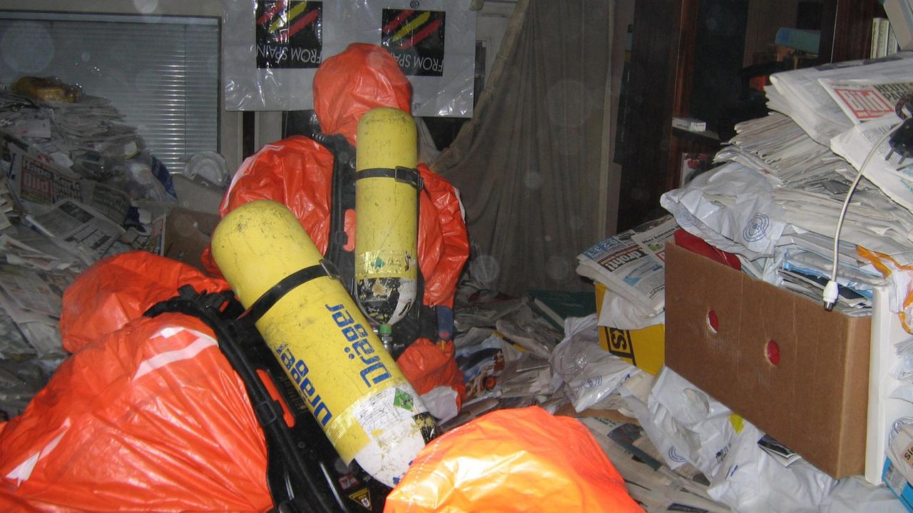 Feuerwehrleute in Schutzanzügen durchsuchen in München eine mit chaotische Wohnung, in der ein 73-jähriger Rentner tot geborgen wurde. Feuerwehrleute in Schutzanzügen durchsuchen in München eine mit chaotische Wohnung, in der ein 73-jähriger Rentner tot geborgen wurde.