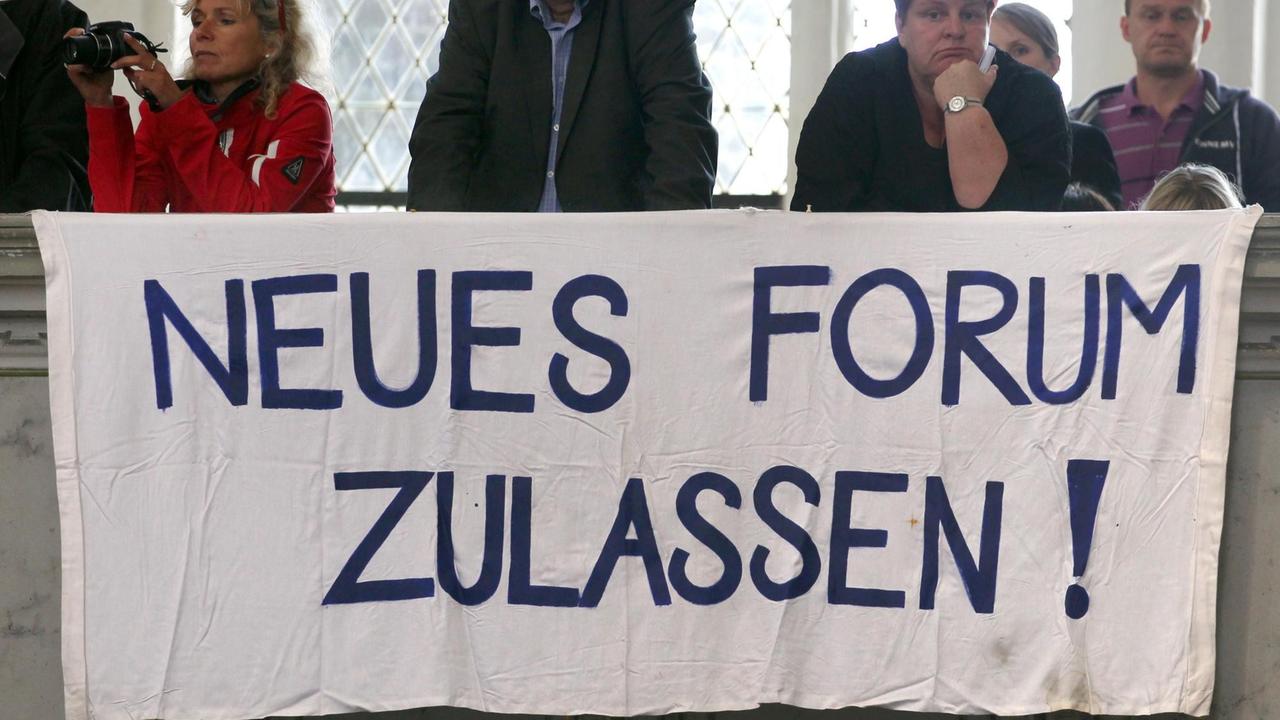 Transparent "Neues Forum zulassen" aus der Wendezeit, als Gauck als Pfarrer die Montagsdemonstrationen mit organisiert hat