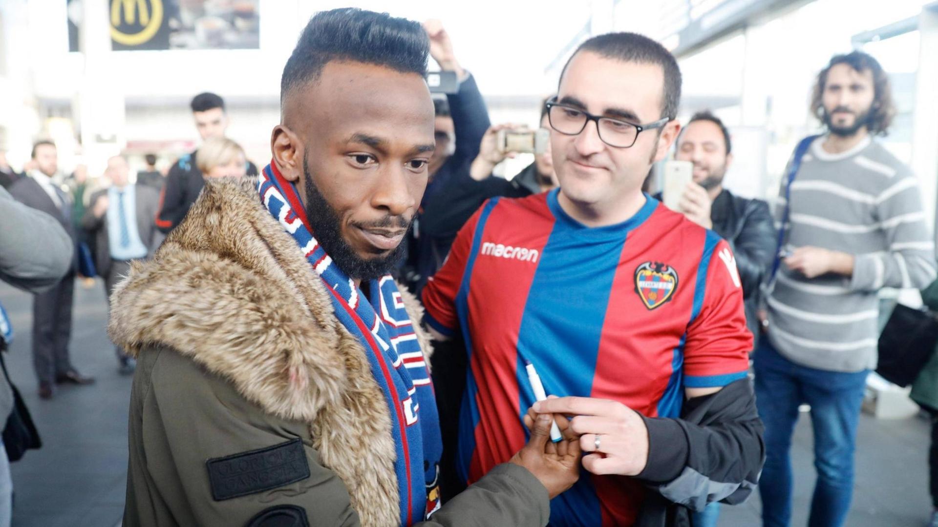 Fahad Al-Muwallad kommt bei seinem neuen Club Levante UD an. Fahad Al-Muwallad kommt bei seinem neuen Club Levante UD an.