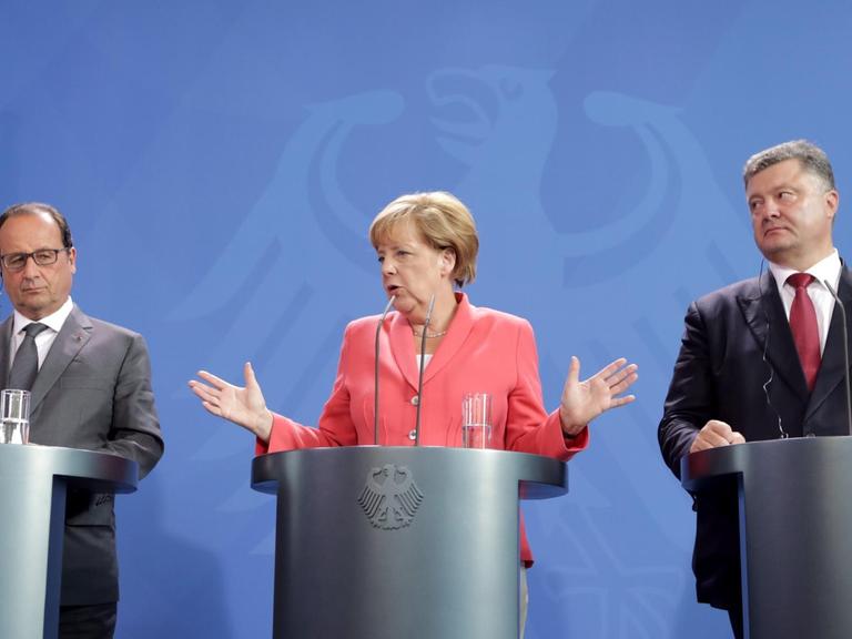 Bundeskanzlerin Angela Merkel (CDU) empfängt am 24.08.2015 den französischen Präsidenten Francois Hollande (l) und den ukrainischen Präsidenten Petro Poroschenko in Berlin.