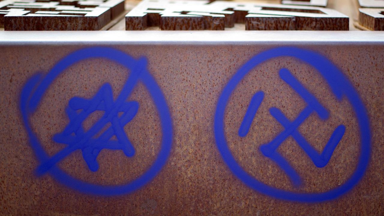 Ein Hakenkreuz und ein durchgestrichener Davidstern sind am 09.06.2013 an einer Gedenkstätte am Nordbahnhof in Berlin zu sehen. Ein Hakenkreuz und ein durchgestrichener Davidstern sind am 09.06.2013 an einer Gedenkstätte am Nordbahnhof in Berlin zu sehen.