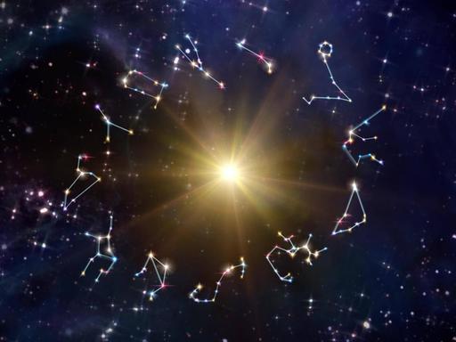 Symbolbild: Sternbilder sind im Kreis um einen hell leuchtenden Stern angeordnet.
