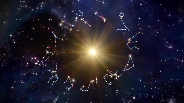 Symbolbild: Sternbilder sind im Kreis um einen hell leuchtenden Stern angeordnet.
