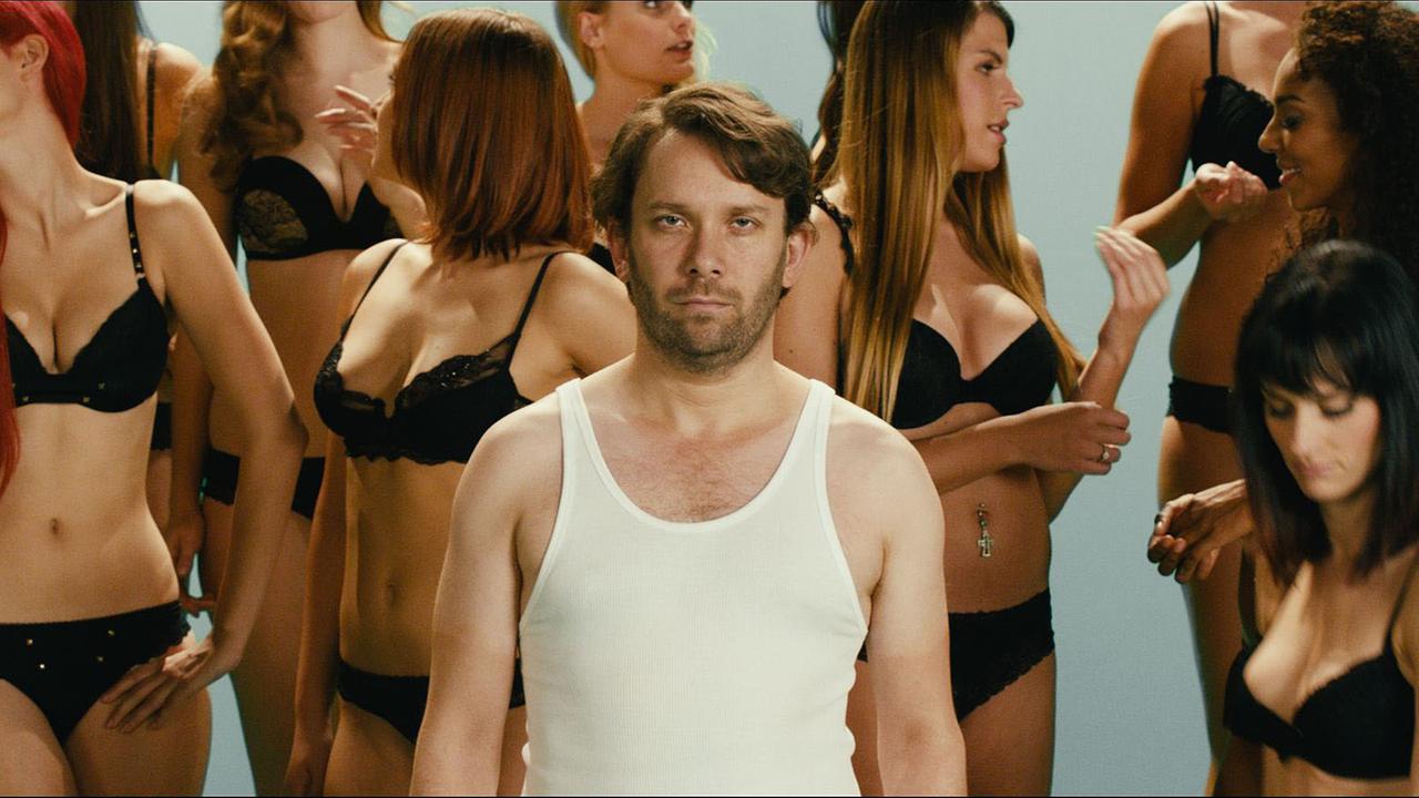 Christian Ulmen posiert in einer Szene des Kinofilms "Macho Man".