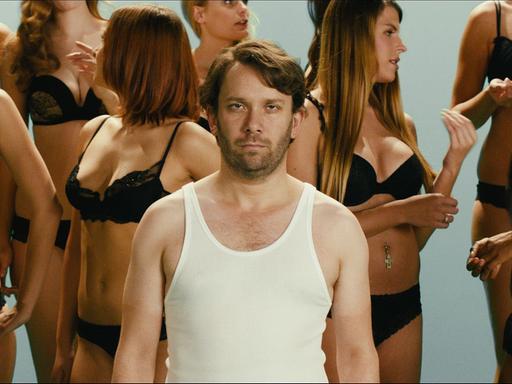 Soll lustig sein: Christian Ulmen posiert in einer Szene des Kinofilms "Macho Man".