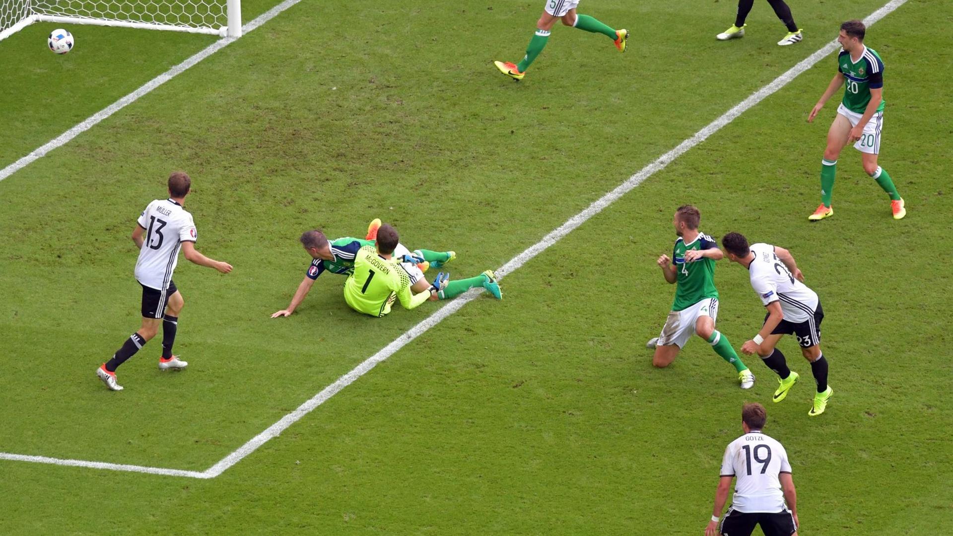 Mario Gomez erzielte das 1:0 im Gruppenspiel gegen Nordirland bei der Fußball-Europameisterschaft. Mario Gomez erzielte das 1:0 im Gruppenspiel gegen Nordirland bei der Fußball-Europameisterschaft.