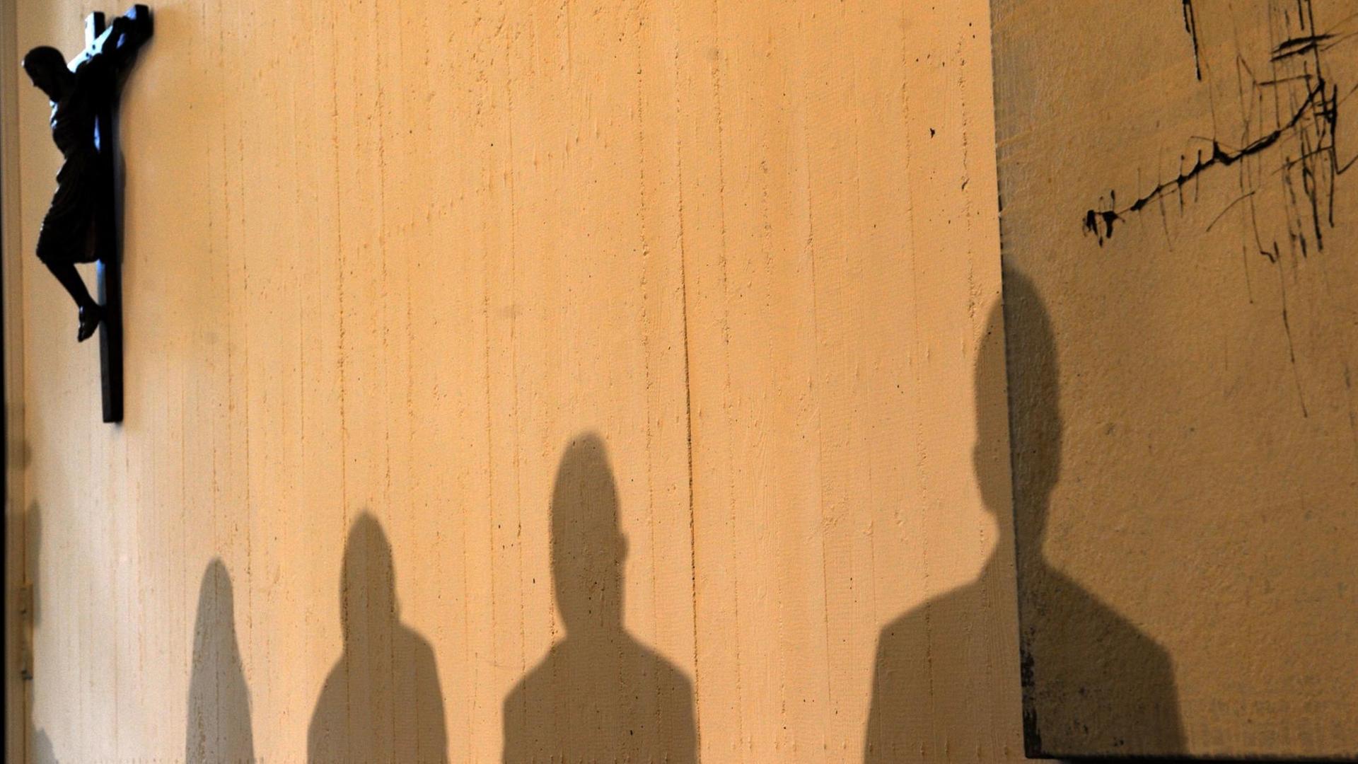 Schatten bei der Vorstellung der Missbrauchsleitlinien der katholischen Kirche. Schatten bei der Vorstellung der Missbrauchsleitlinien der katholischen Kirche.
