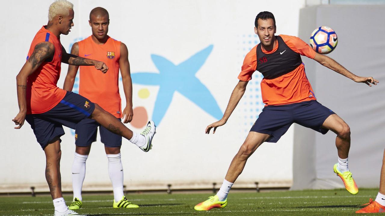 Spieler des FC Barcelona beim Training: Neymar (links), Rafinha Alcantara und Sergio Busquets (rechts) am 16. September 2016 Spieler des FC Barcelona beim Training: Neymar (links), Rafinha Alcantara und Sergio Busquets (rechts) am 16. September 2016