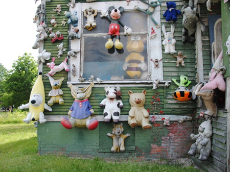 Das Heidelberg Project in East Detroit, einem typischen Viertel: leere Grundstücke, verlassene Häuser, fast nur Arme. Viele sehen in Tyree Guyton einen Visionär, der schon früh die These vertrat, dass Kunst eine Stadt verändern kann. Das Heidelberg Project in East Detroit, einem typischen Viertel: leere Grundstücke, verlassene Häuser, fast nur Arme. Viele sehen in Tyree Guyton einen Visionär, der schon früh die These vertrat, dass Kunst eine Stadt verändern kann.