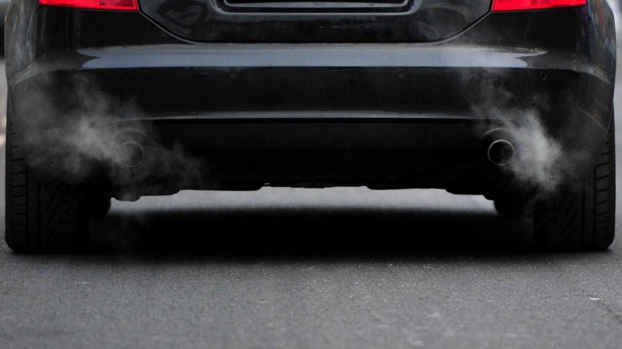 Ein Auto mit zwei Auspuffen fährt in Berlin. Ein Auto mit zwei Auspuffen fährt in Berlin.