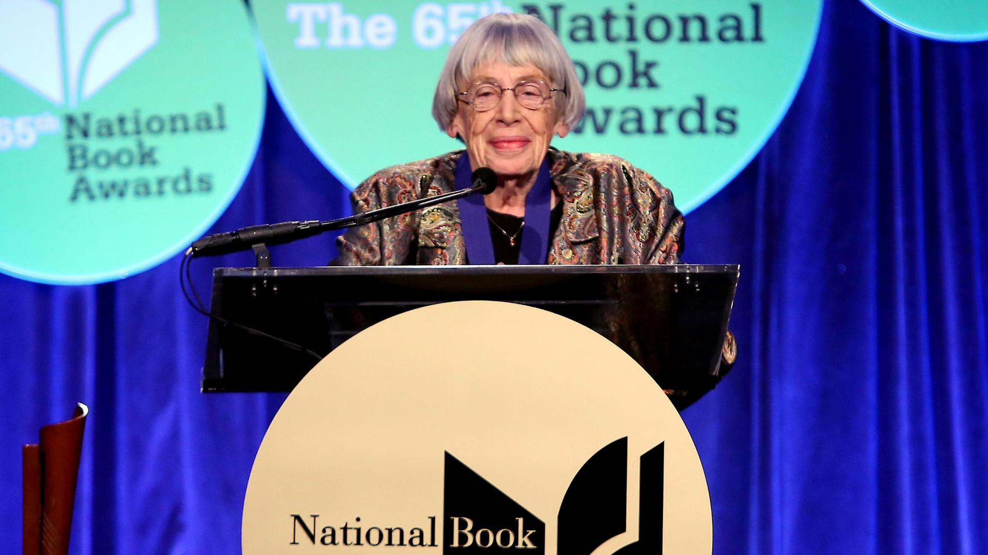 Ursula K. Le Guin bei den 2014 National Book Awards in New York. Ursula K. Le Guin bei den 2014 National Book Awards in New York.