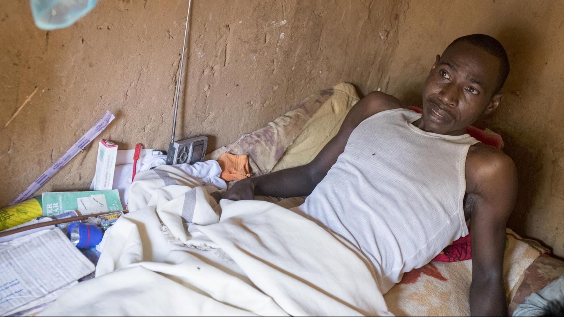 Der 29 Jahre alte Nasredin Omar Bachar aus dem Sudan ist seit vier Jahren nach einem Unfall gelähmt. Der 29 Jahre alte Nasredin Omar Bachar aus dem Sudan ist seit vier Jahren nach einem Unfall gelähmt.