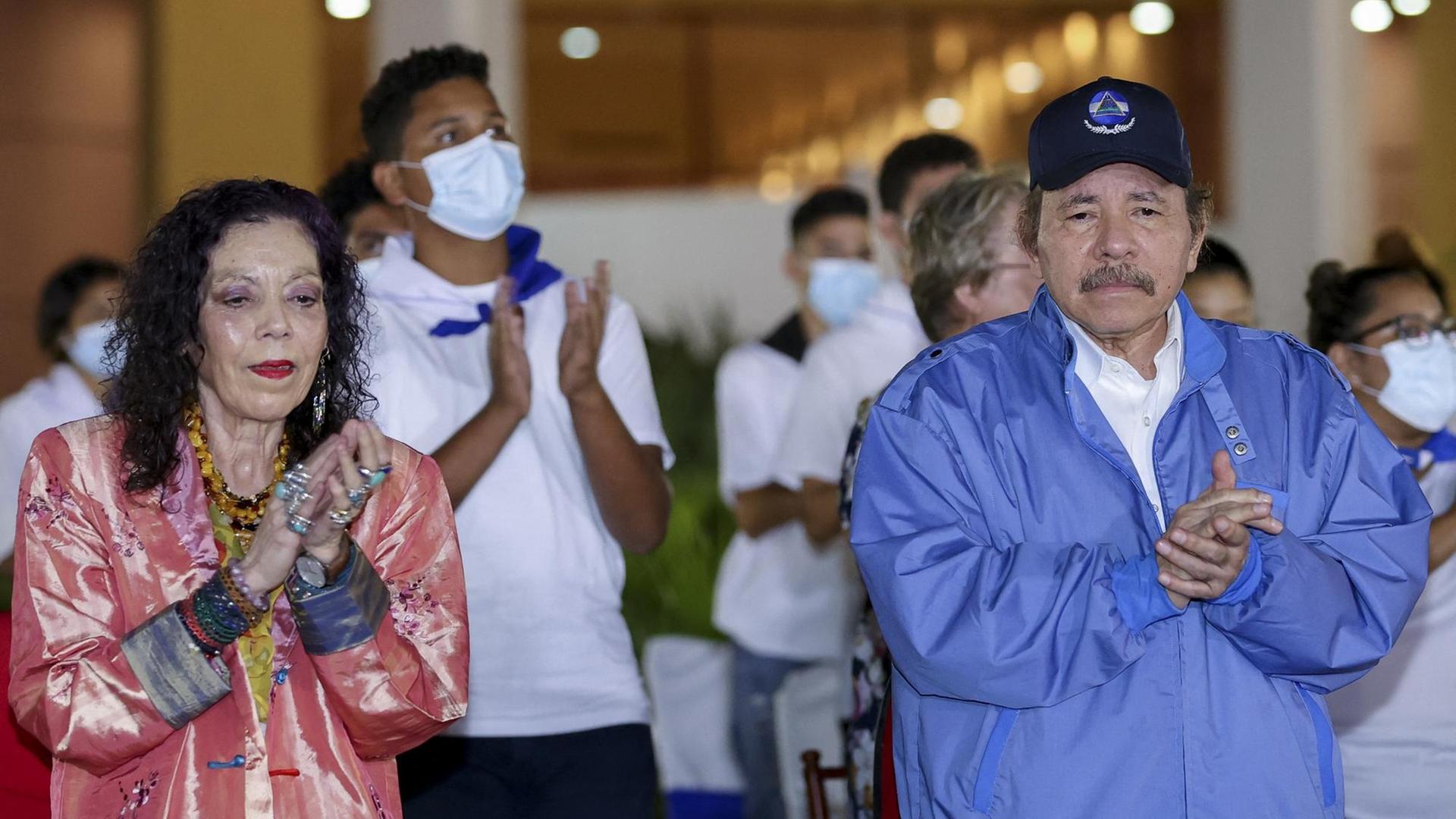 Auf dem Bild klatschen Daniel Ortega und Rosario Murillo in die Hände. Auf dem Bild klatschen Daniel Ortega und Rosario Murillo in die Hände.