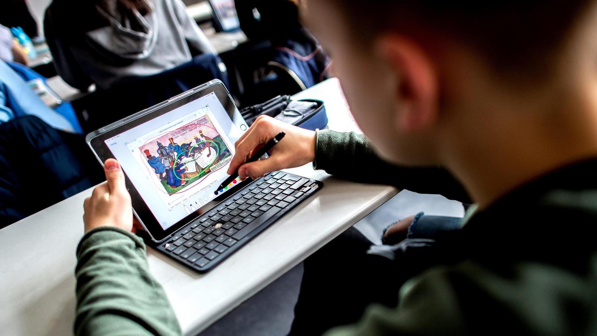 Ein Schüler lernt während des Unterrichts im Fach Geschichte am Alten Gymnasium Oldenburg (AGO) mit einem iPad; Symbolbild Digitales Lernen Ein Schüler lernt während des Unterrichts im Fach Geschichte am Alten Gymnasium Oldenburg (AGO) mit einem iPad; Symbolbild Digitales Lernen