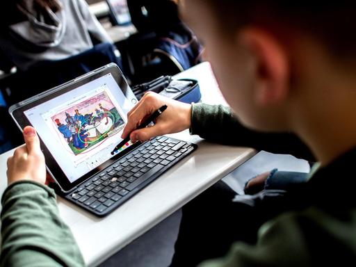 Ein Schüler lernt während des Unterrichts im Fach Geschichte am Alten Gymnasium Oldenburg (AGO) mit einem iPad; Symbolbild Digitales Lernen