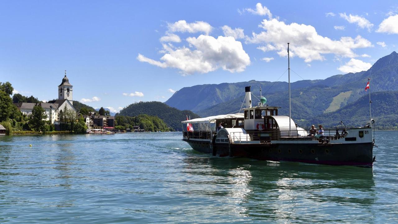 Ein Boot fährt über den Wolfgangsee. Ein Boot fährt über den Wolfgangsee.