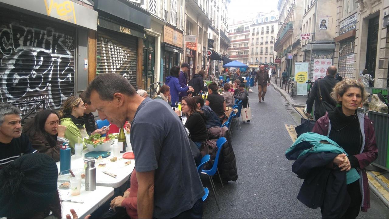Für 2019 hat das Bezirksrathaus die Rue de Paradis nahe dem Pariser Ostbahnhof zur "abfalllosen Straße" ausgerufen. Viele Familien machen mit und treffen sich zum Picknick. Für 2019 hat das Bezirksrathaus die Rue de Paradis nahe dem Pariser Ostbahnhof zur "abfalllosen Straße" ausgerufen. Viele Familien machen mit und treffen sich zum Picknick.
