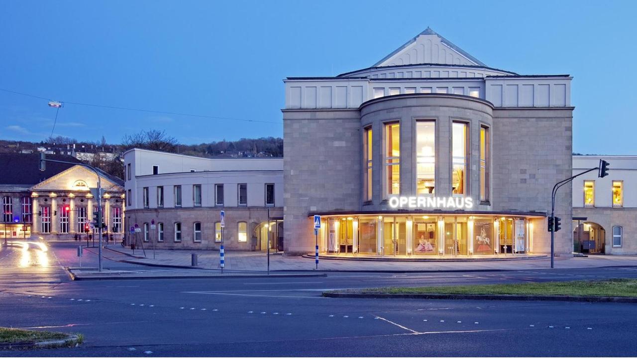 Das Opernhaus Wuppertal im Abendlicht und beleuchteter Beschriftung. Das Opernhaus Wuppertal im Abendlicht und beleuchteter Beschriftung.