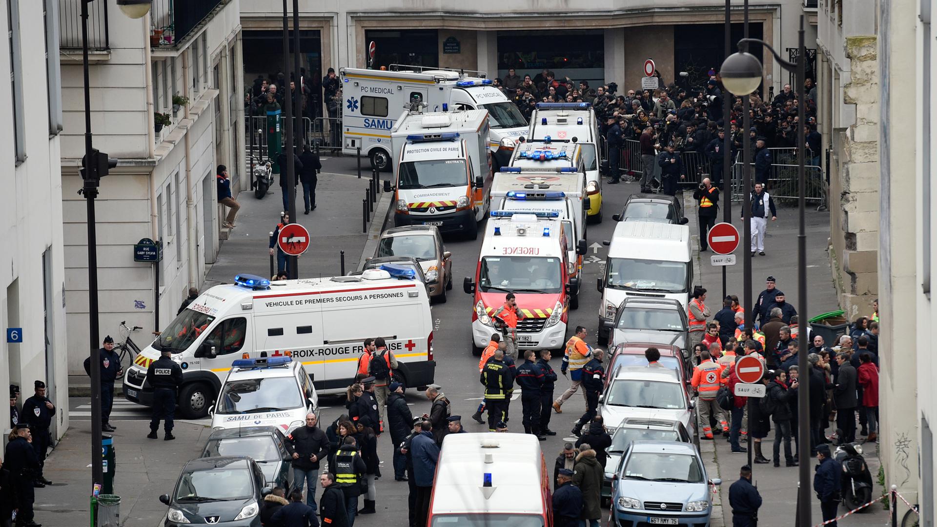 Zahlreiche Rettungskräfte und Polizisten vor dem Redaktionsgebäude von "Charlie Hebdo".