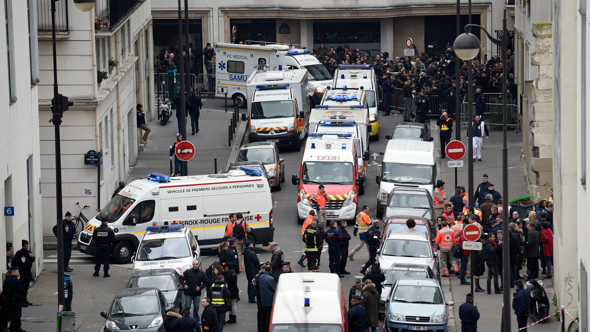Zahlreiche Rettungskräfte und Polizisten vor dem Redaktionsgebäude von "Charlie Hebdo". Zahlreiche Rettungskräfte und Polizisten vor dem Redaktionsgebäude von "Charlie Hebdo".