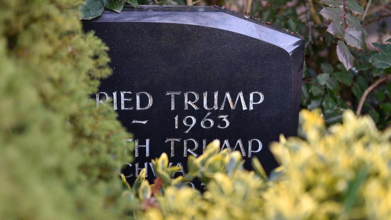 Der Name "Trump" ist auch auf dem Friedhof von Kallstadt (Rheinland-Pfalz) zu finden. Die Großeltern des zukünftigen US-Präsidentenamt, Donald Trump, stammen aus dem Ort.