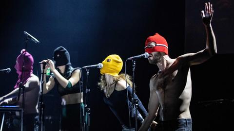 Das russische Kunstkollektiv Pussy Riot mit ua Yekaterina Samutsevich, Nadezhda Tolokonnikova und Maria Alyokhinage gibt 2019 ein Konzert in Utrecht.