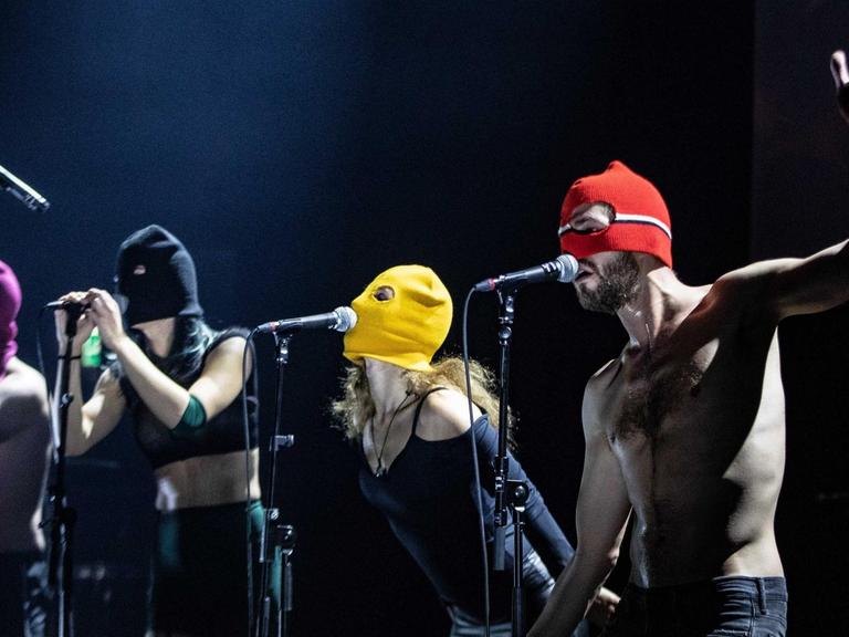 Das russische Kunstkollektiv Pussy Riot mit ua Yekaterina Samutsevich, Nadezhda Tolokonnikova und Maria Alyokhinage gibt 2019 ein Konzert in Utrecht.