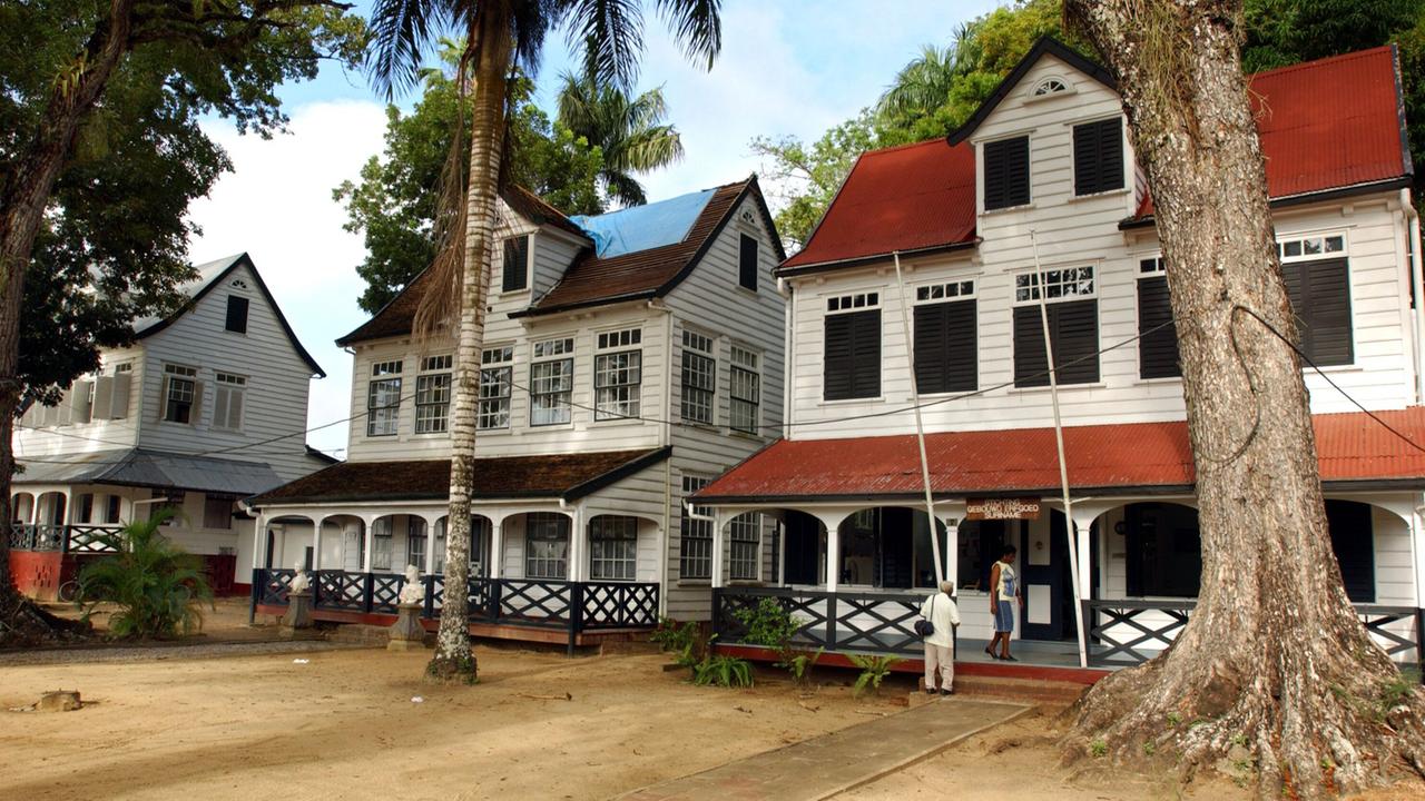 Häuser aus der Kolonialzeit in Paramaribo im südamerikansichen Suriname.