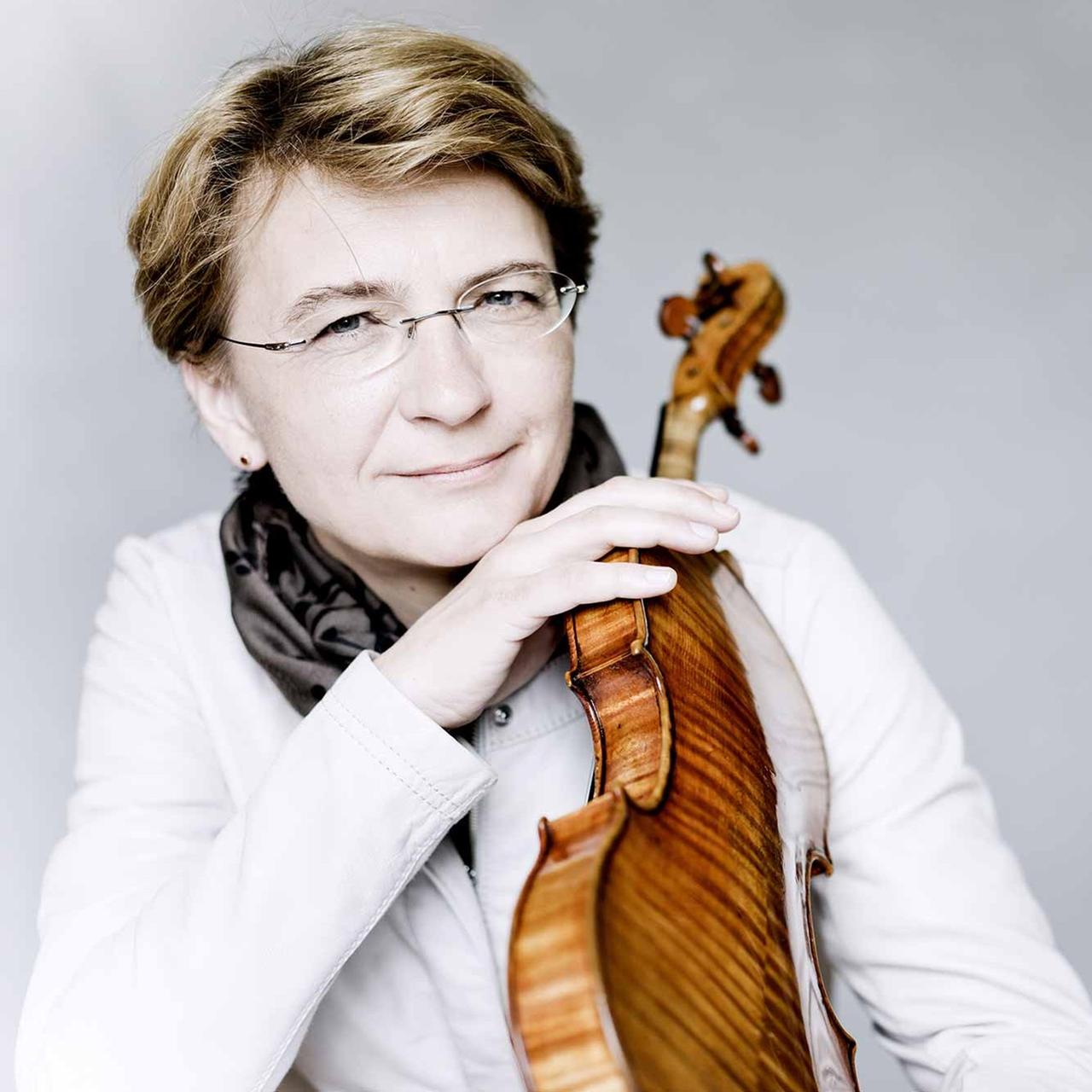 Antje Weithaas im Porträt mit ihrer Geige. Antje Weithaas im Porträt mit ihrer Geige.