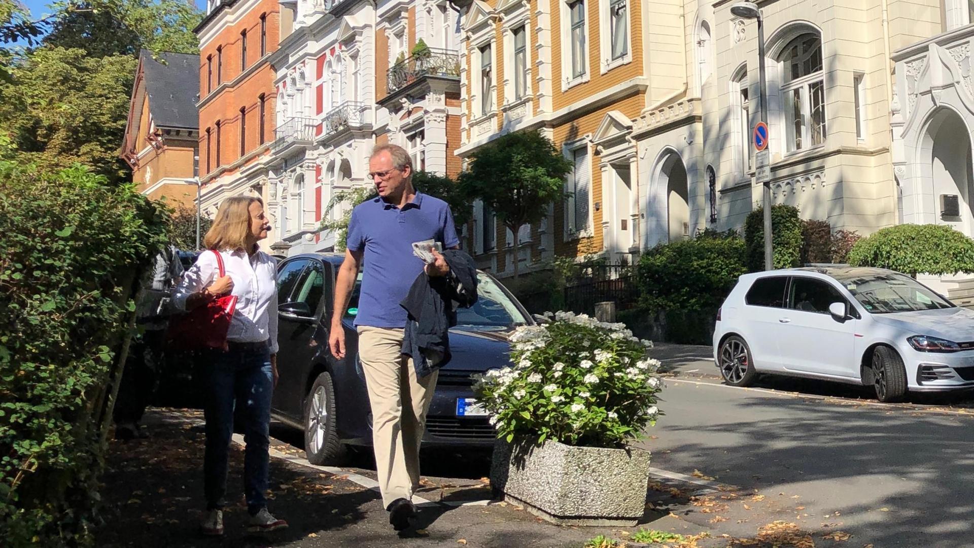 Gisela Steinhauer und Stefan Raue beim Spaziergang in Wuppertal. Gisela Steinhauer und Stefan Raue beim Spaziergang in Wuppertal.