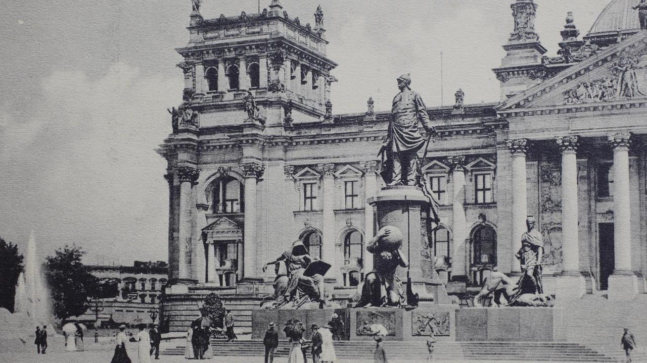 Bismarckdenkmal vor dem Reichstag, Berlin, Deutschland, ca. 1899.