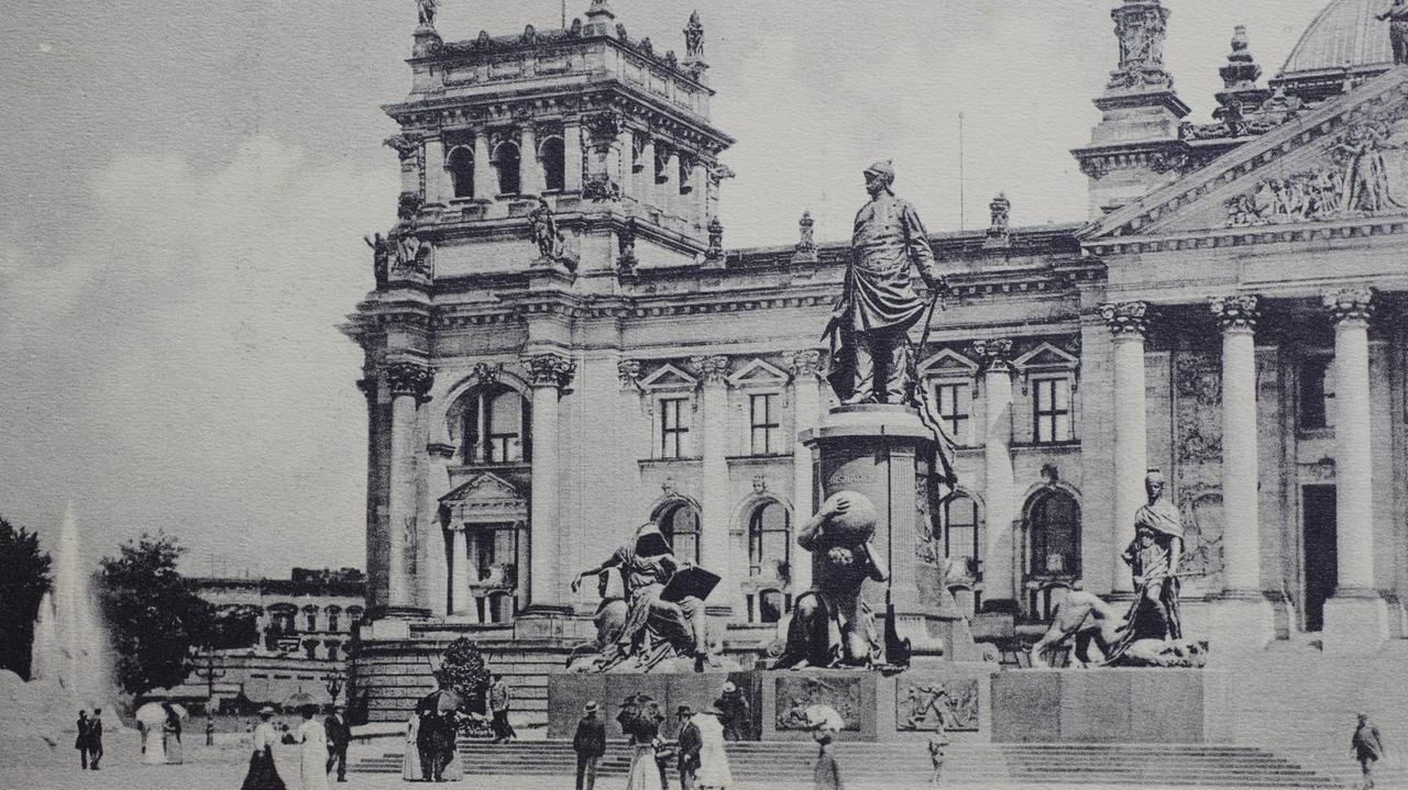 Bismarckdenkmal vor dem Reichstag, Berlin, Deutschland, ca. 1899. Bismarckdenkmal vor dem Reichstag, Berlin, Deutschland, ca. 1899.