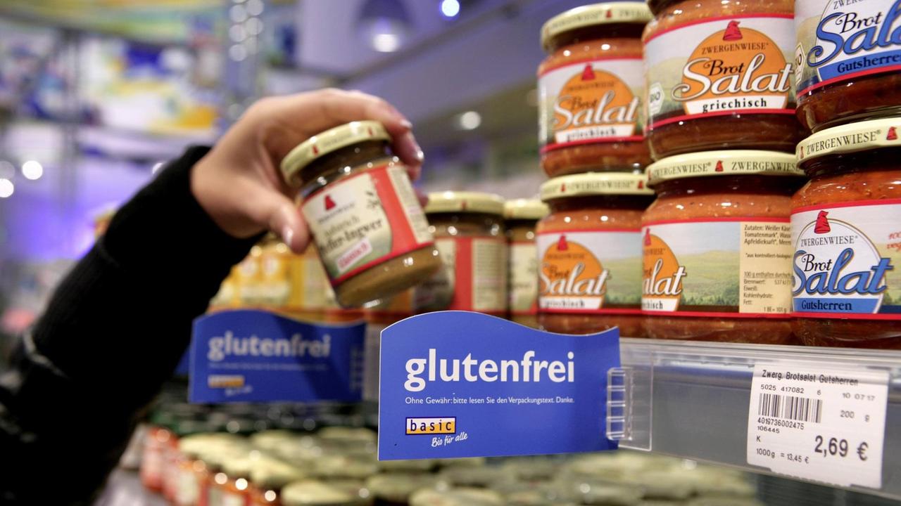 Kundin an einem Regal mit glutenfreien Waren. Kundin an einem Regal mit glutenfreien Waren.