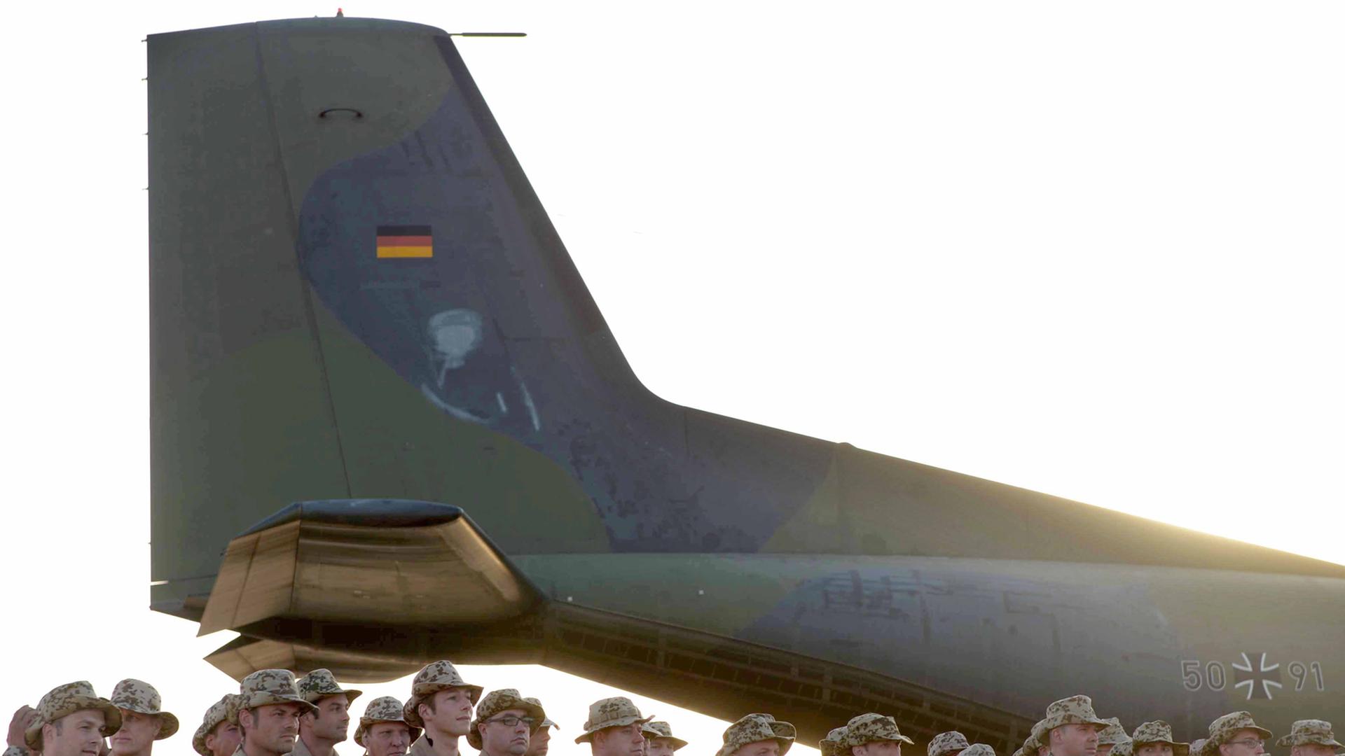 Bundeswehrsoldaten des Einsatzkontingents in Dakar stehen am 5. Februar 2014 auf dem Flugplatz in Dakar im Senegal. Bundeswehrsoldaten des Einsatzkontingents in Dakar stehen am 5. Februar 2014 auf dem Flugplatz in Dakar im Senegal.