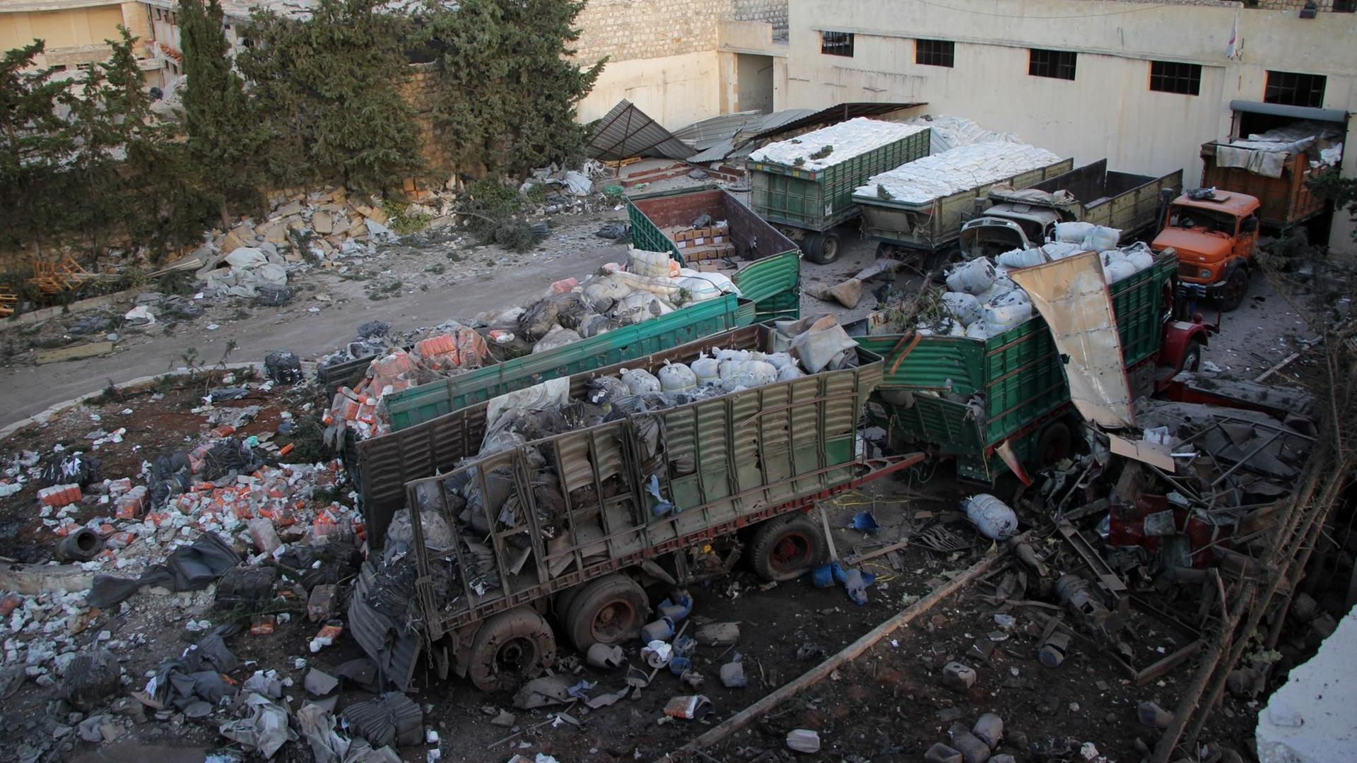 Beschädigte Lkw und zerstörte Hilfsgüter nach dem Angriff auf den Hilfskonvoi in Syrien