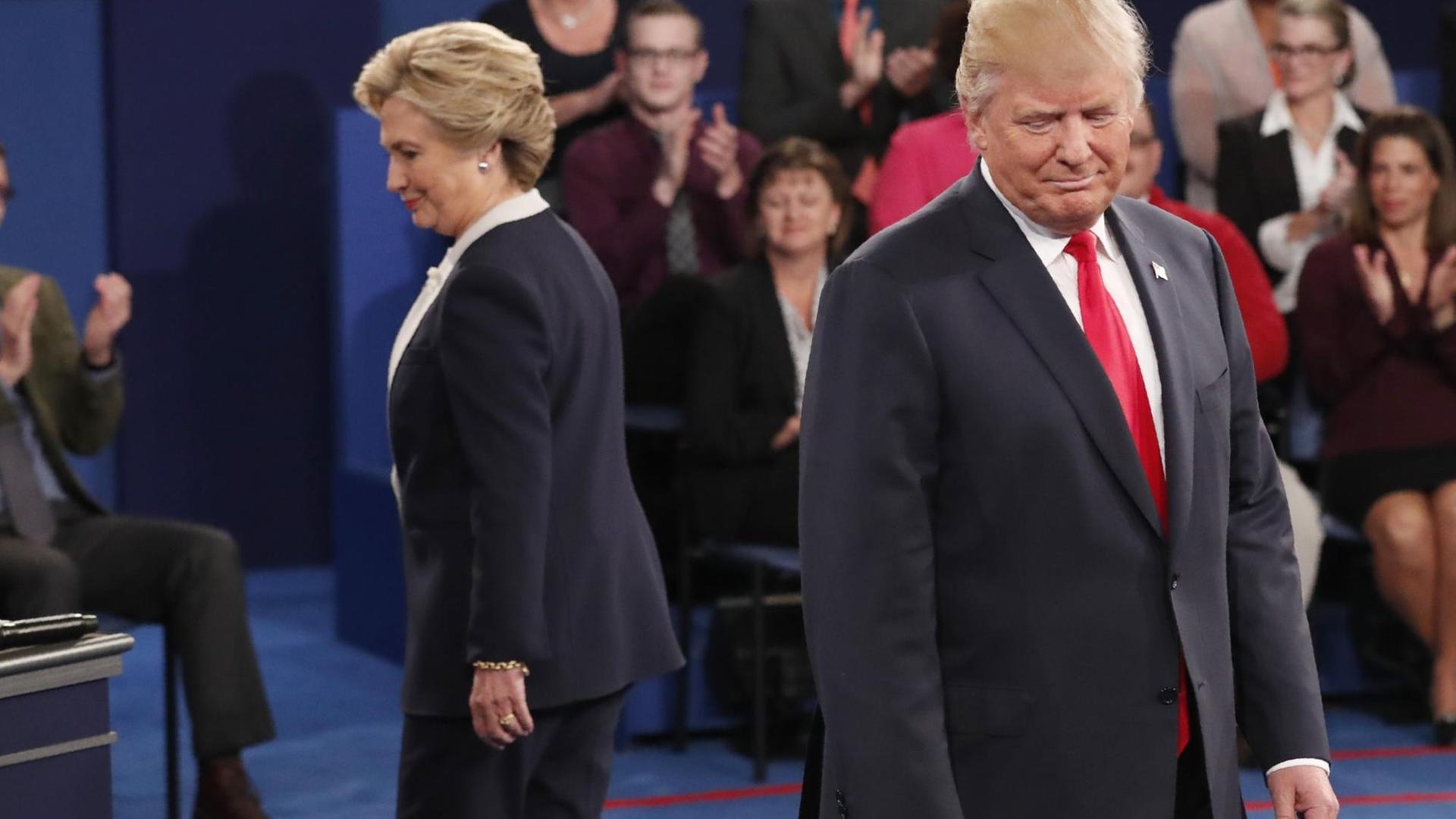 Hillary Clinton und Donald Trump beim zweiten TV-Duell in St. Louis (9.10.2016 - Ortszeit). Hillary Clinton und Donald Trump beim zweiten TV-Duell in St. Louis (9.10.2016 - Ortszeit).