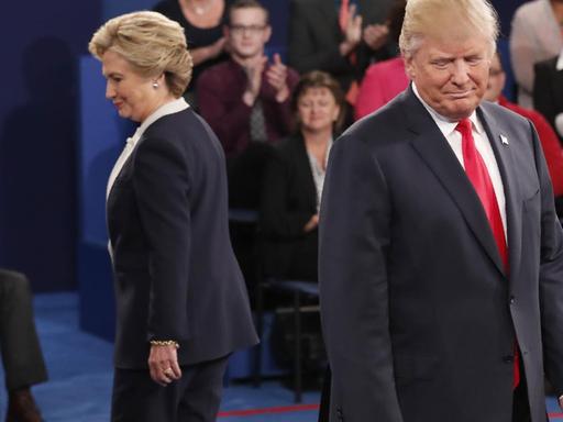 Hillary Clinton und Donald Trump beim zweiten TV-Duell in St. Louis (9.10.2016 - Ortszeit).