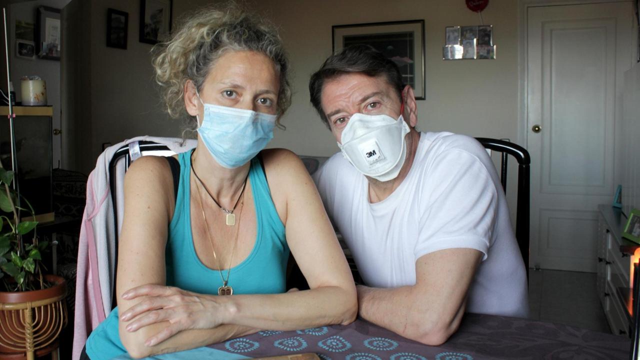 Alberto (r.) und seine Frau Fátima (l.) tragen wegen der Corna-Pandemie in Spanien einen Mundschutz 