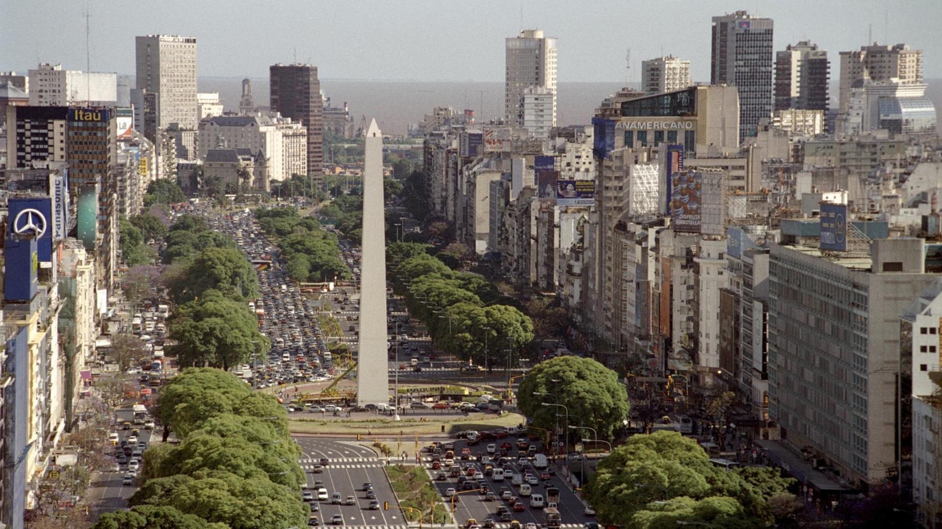 Blick nach Norden über die Avenida 9 de Julio, die Hauptverkehrsachse von Buenos Aires (Aufnahme vom November 2005). Sie misst mit ihren zehn Fahrspuren 125 Meter in der Breite. An der Kreuzung Avenida Corrientes steht als Wahrzeichen der Stadt ein 67,5 Meter hoher Obelisk, der am 25.05.1938 zum 400. Gründungstag aufgestellt wurde. Blick nach Norden über die Avenida 9 de Julio, die Hauptverkehrsachse von Buenos Aires (Aufnahme vom November 2005). Sie misst mit ihren zehn Fahrspuren 125 Meter in der Breite. An der Kreuzung Avenida Corrientes steht als Wahrzeichen der Stadt ein 67,5 Meter hoher Obelisk, der am 25.05.1938 zum 400. Gründungstag aufgestellt wurde.