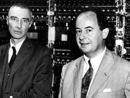 Der amerikanische Atomphysiker J. Robert Oppenheimer (l) mit seinem Kollegen John von Neumann (r) im Jahr 1954.