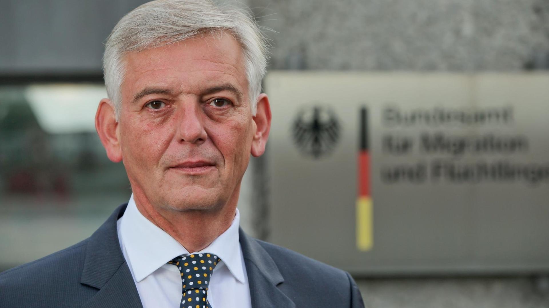 Manfred Schmidt ist als Chef des Bundesamtes für Migration und Flüchtlinge (BAMF) zurückgetreten Manfred Schmidt ist als Chef des Bundesamtes für Migration und Flüchtlinge (BAMF) zurückgetreten