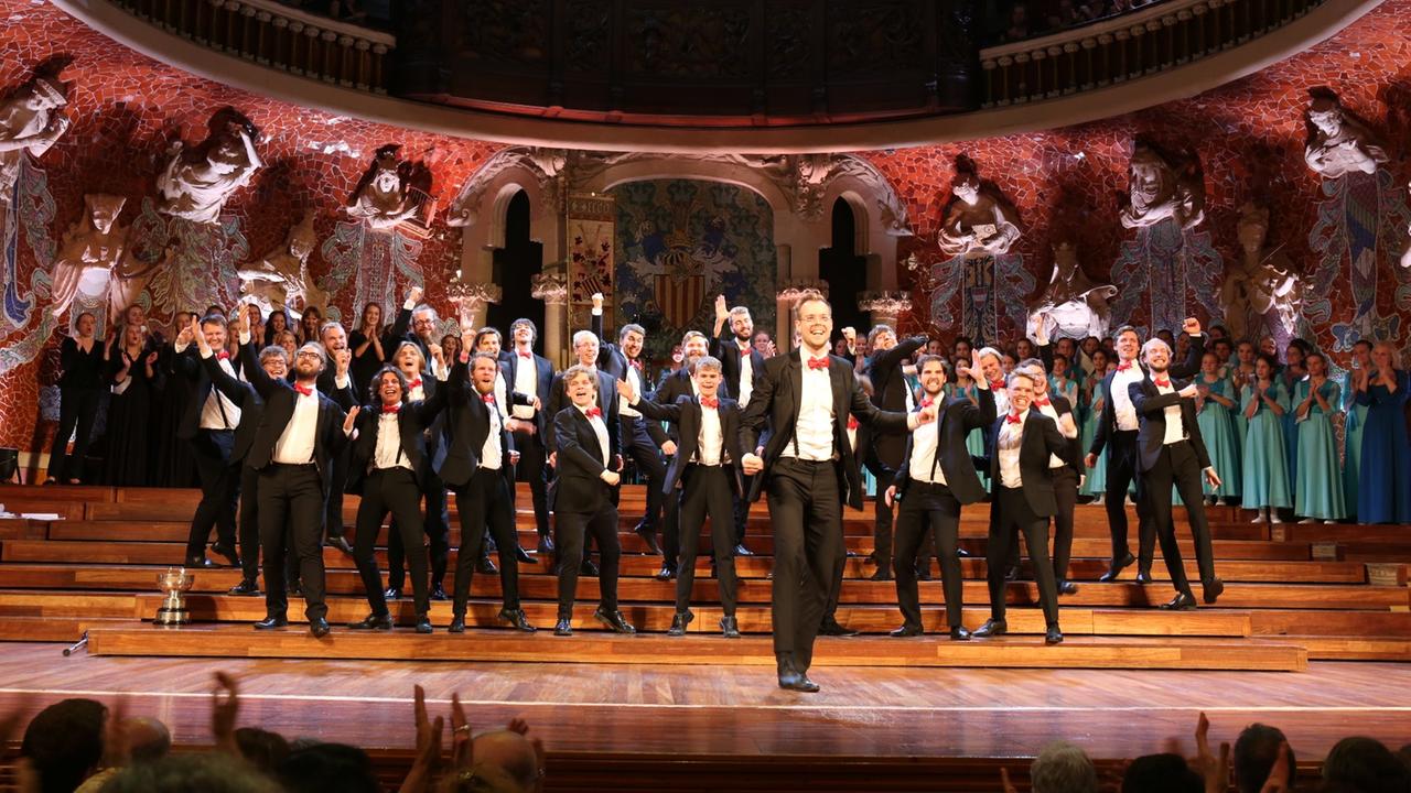 Das Ensemble auf der Bühne bedankt sich für den Applaus Das Ensemble auf der Bühne bedankt sich für den Applaus