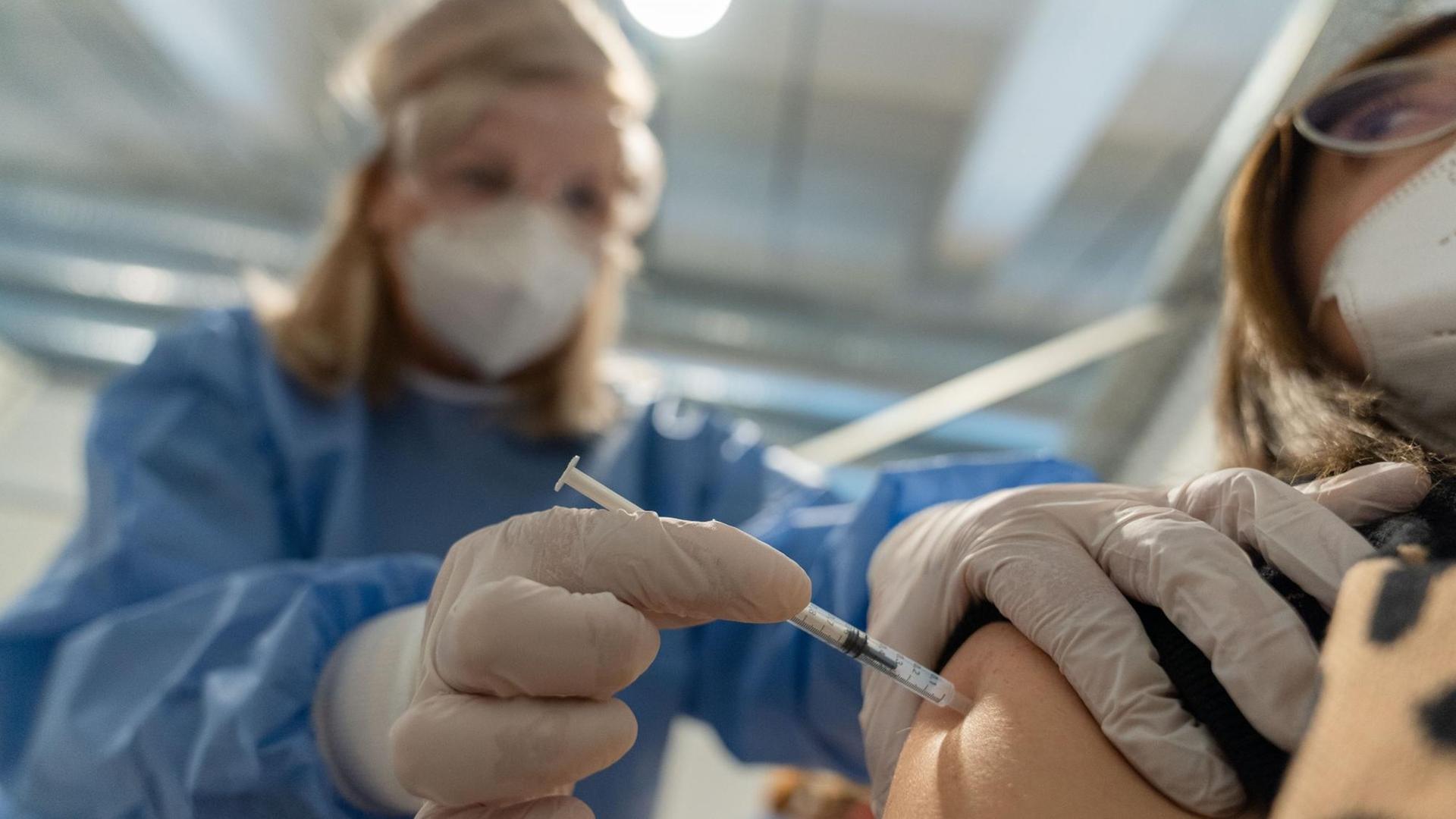Eine medizinische Fachangestellte setzt bei einem Probedurchlauf im Impfzentrum Bamberg bei einer Dame zur Impfung an. In der Spritze befindet sich kein Impfstoff. Im sich noch im Aufbau befindlichen Impfzentrum in der Bamberger Brose Arena wurden bereits Probeabläufe durchgeplant. Eine medizinische Fachangestellte setzt bei einem Probedurchlauf im Impfzentrum Bamberg bei einer Dame zur Impfung an. In der Spritze befindet sich kein Impfstoff. Im sich noch im Aufbau befindlichen Impfzentrum in der Bamberger Brose Arena wurden bereits Probeabläufe durchgeplant.