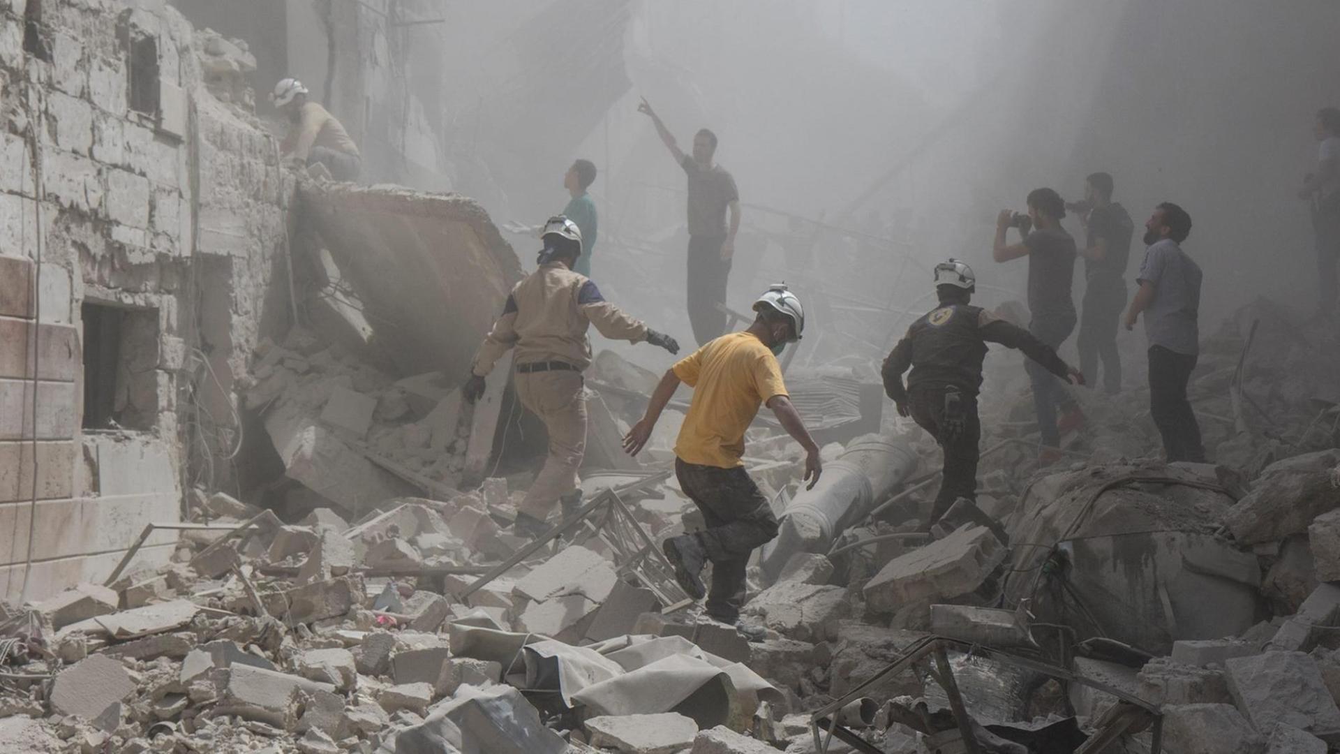Menschen versuchen am 28.04.2016 in Aleppo (Syrien) Opfer unter den Trümmern eines Luftangriffs von der Nacht zuvor zu bergen. Bei dem Angriff wurde auch ein Krankenhaus schwer getroffen und mindestens 30 Menschen getötet. Menschen versuchen am 28.04.2016 in Aleppo (Syrien) Opfer unter den Trümmern eines Luftangriffs von der Nacht zuvor zu bergen. Bei dem Angriff wurde auch ein Krankenhaus schwer getroffen und mindestens 30 Menschen getötet.