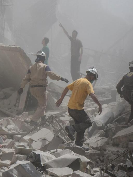 Menschen versuchen am 28.04.2016 in Aleppo (Syrien) Opfer unter den Trümmern eines Luftangriffs von der Nacht zuvor zu bergen. Bei dem Angriff wurde auch ein Krankenhaus schwer getroffen und mindestens 30 Menschen getötet.