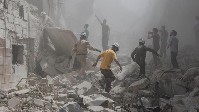 Menschen versuchen am 28.04.2016 in Aleppo (Syrien) Opfer unter den Trümmern eines Luftangriffs von der Nacht zuvor zu bergen. Bei dem Angriff wurde auch ein Krankenhaus schwer getroffen und mindestens 30 Menschen getötet.