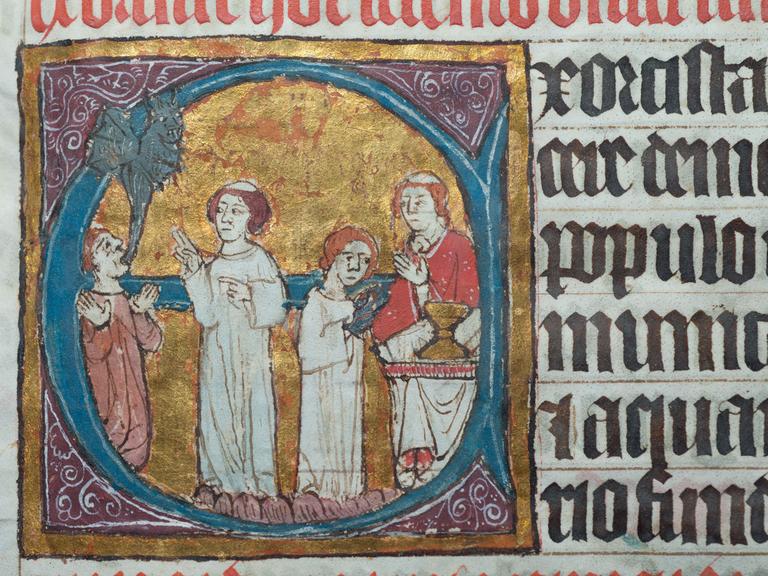 Diese Zierinitiale als Deckfarbenmalerei mit Gold zeigt eine Teufelsaustreibung, aufgenommen in Stralsund in einer Handschrift mit dem Titel Liber ordinarius (= Regelungen für liturgische Handlungen) aus dem 15. Jahrhundert