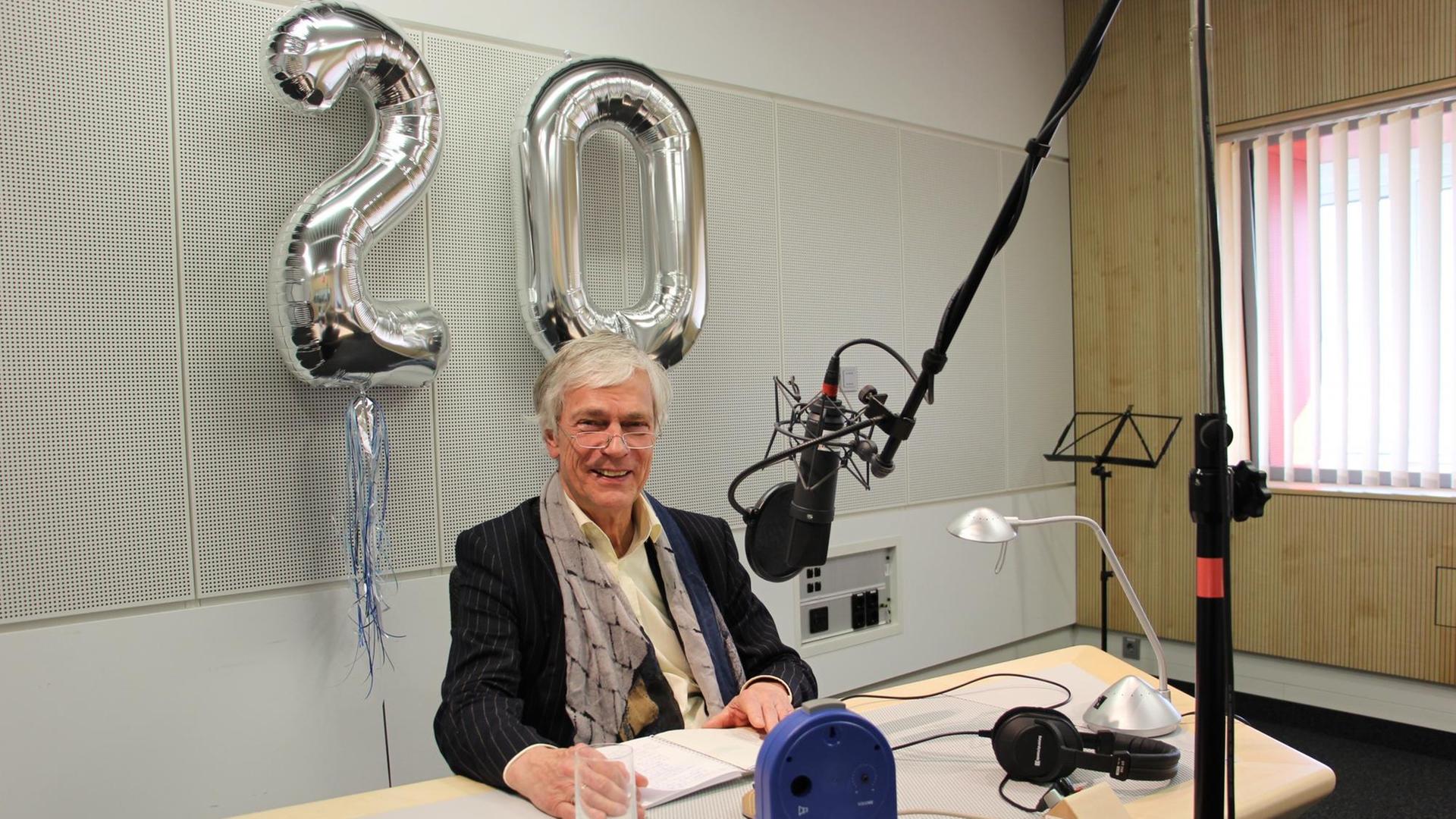 Der Jurist Knut Nevermann als Gastmoderator in der Sendung Campus und Karriere für die Reihe "20 Themen - 20 Köpfe" Der Jurist Knut Nevermann als Gastmoderator in der Sendung Campus und Karriere für die Reihe "20 Themen - 20 Köpfe"