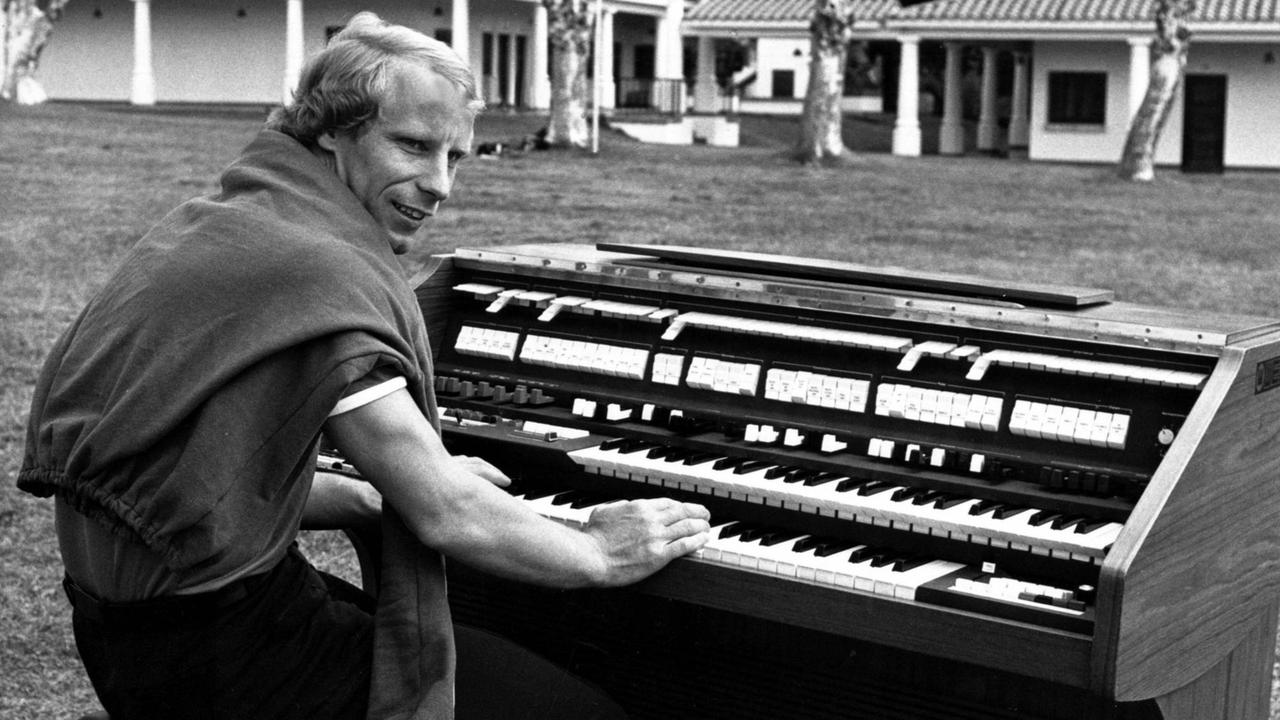 Im Mai 1978 sitzt der damalige Fußballer Berti Vogts an einer elektrischen Orgel